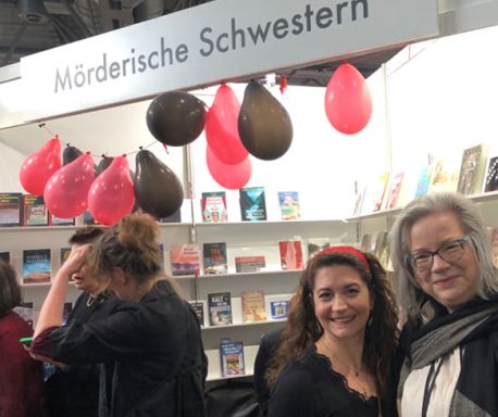 Autorinnen Erika Weigele und Sandra Aslund am Messstand der Mörderischen Schwestern auf der LBM26
