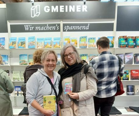 Biggi Rist alias Johanna von Wild und Erika Weigele präsentieren ihre aktuellen Neuerscheinungen am Messestand des Gmeiner Verlags